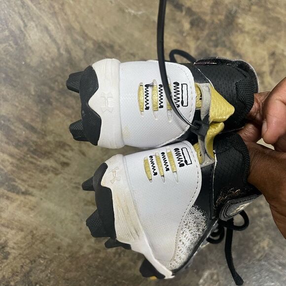 Under Armour football cleats - Picture 3 of 5